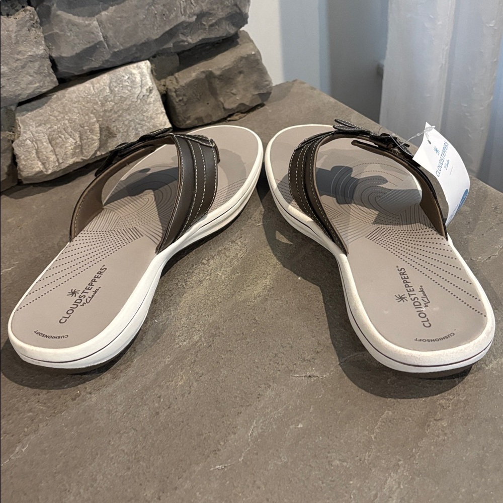 Clarks Cloudsteppers Cushion soft,shock absorbing,lightweight,grippy sandals - Picture 4 of 10